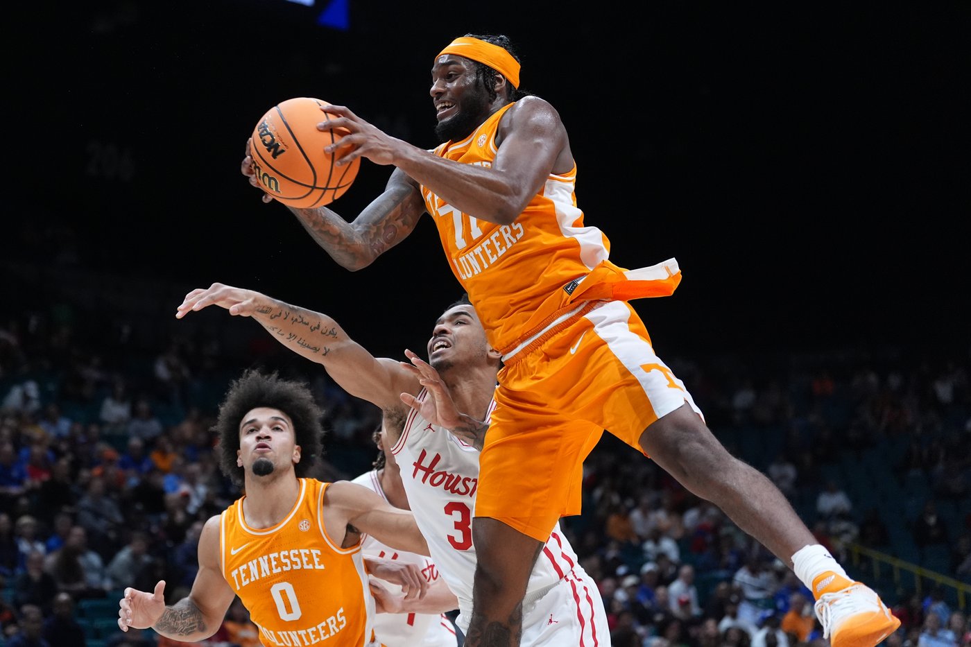 Ja'Kobi Gillespie's clutch free throws lift No. 17 Tennessee to 76-73 win over No. 3 Houston | iNFOnews.ca
