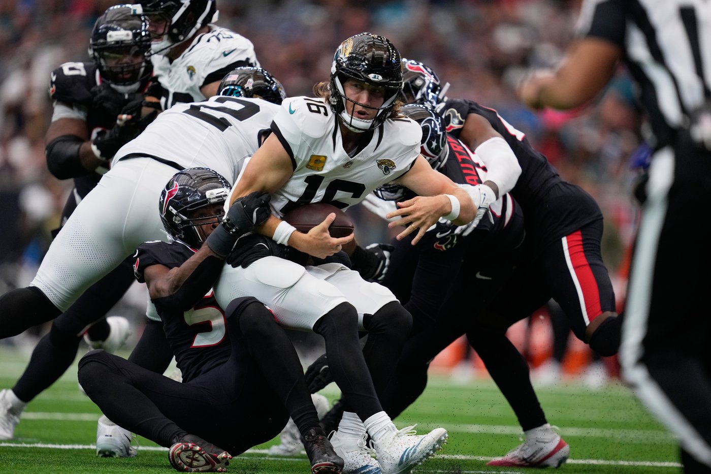 QB Trevor Lawrence and DE Josh Hines-Allen fail to deliver in the Jaguars' historic collapse | iNFOnews.ca