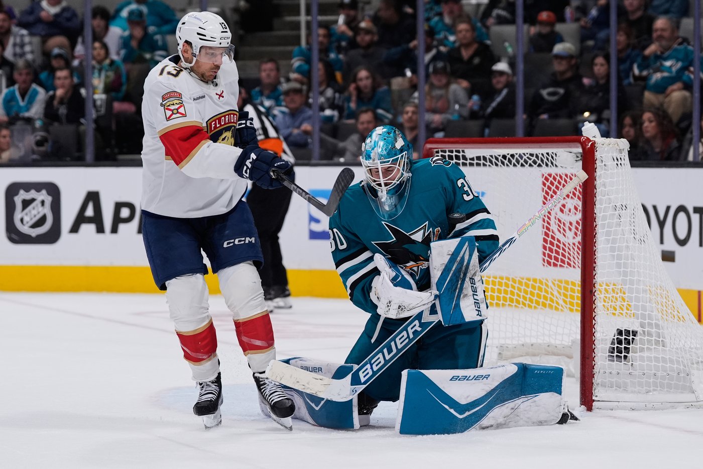 Celebrini scores 10th goal as Sharks top Panthers 3-1 for 3rd straight win | iNFOnews.ca