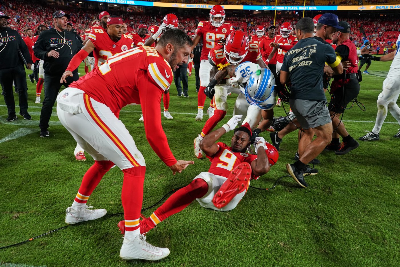Mahomes leads the Chiefs to a 30-17 victory over Lions, and a fistfight erupts at the finish | iNFOnews.ca