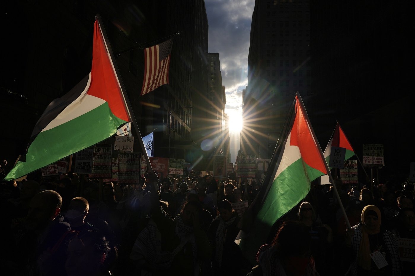 Photos capture Chicagoans’ protest against ICE and Trump’s intervention plans | iNFOnews.ca