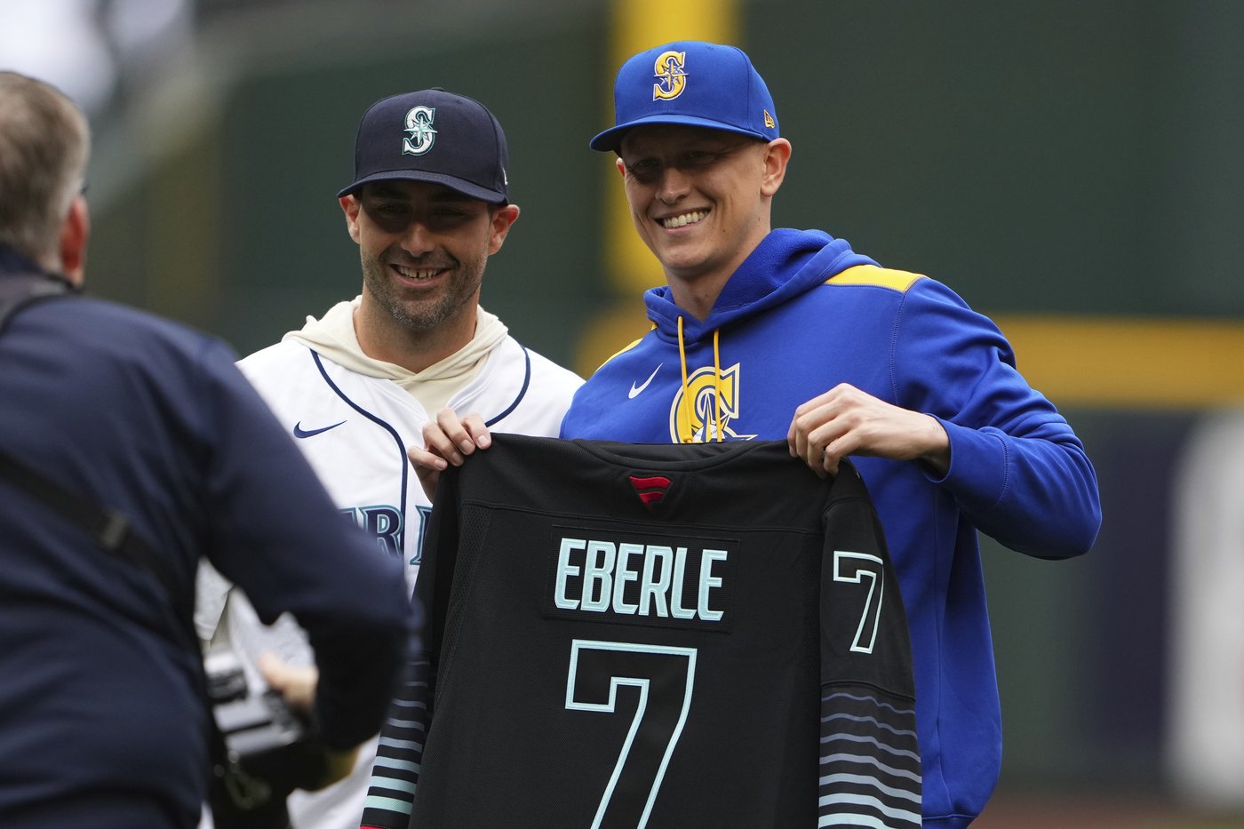 'I'm torn': Seattle Kraken's Canadian contingent having allegiances tested in ALCS | iNFOnews.ca 'I'm torn': Seattle Kraken's Canadian contingent having allegiances tested in ALCS | iNFOnews.ca