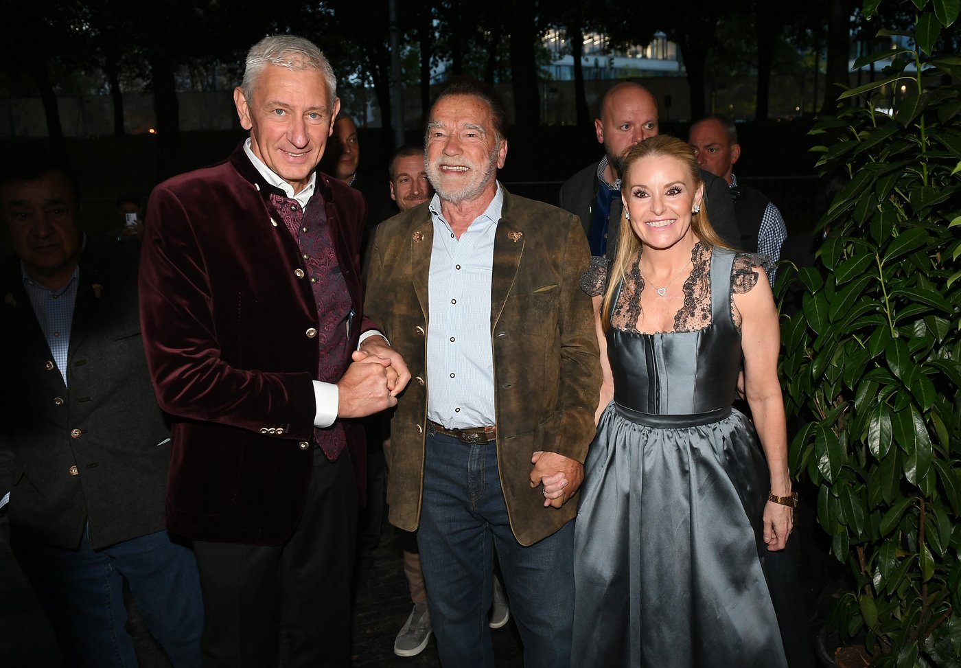 Schwarzenegger directs a band in a beer tent at Munich's Oktoberfest | iNFOnews.ca