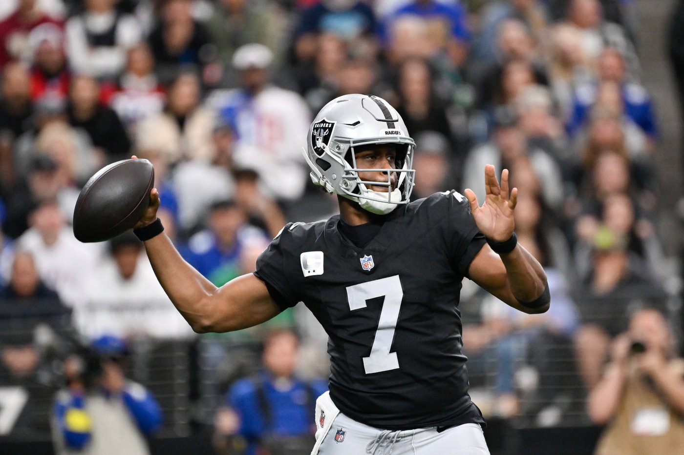 Raiders QB Geno Smith leaves game in fourth quarter with an ankle injury | iNFOnews.ca