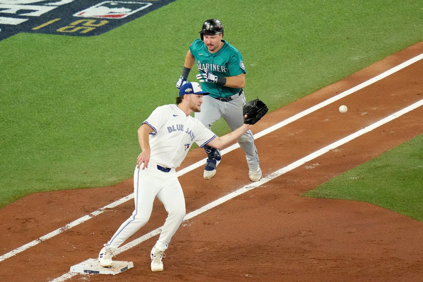 Photo Gallery: Blue Jays force Game 7 in ALCS with 6-2 win | iNFOnews.ca
