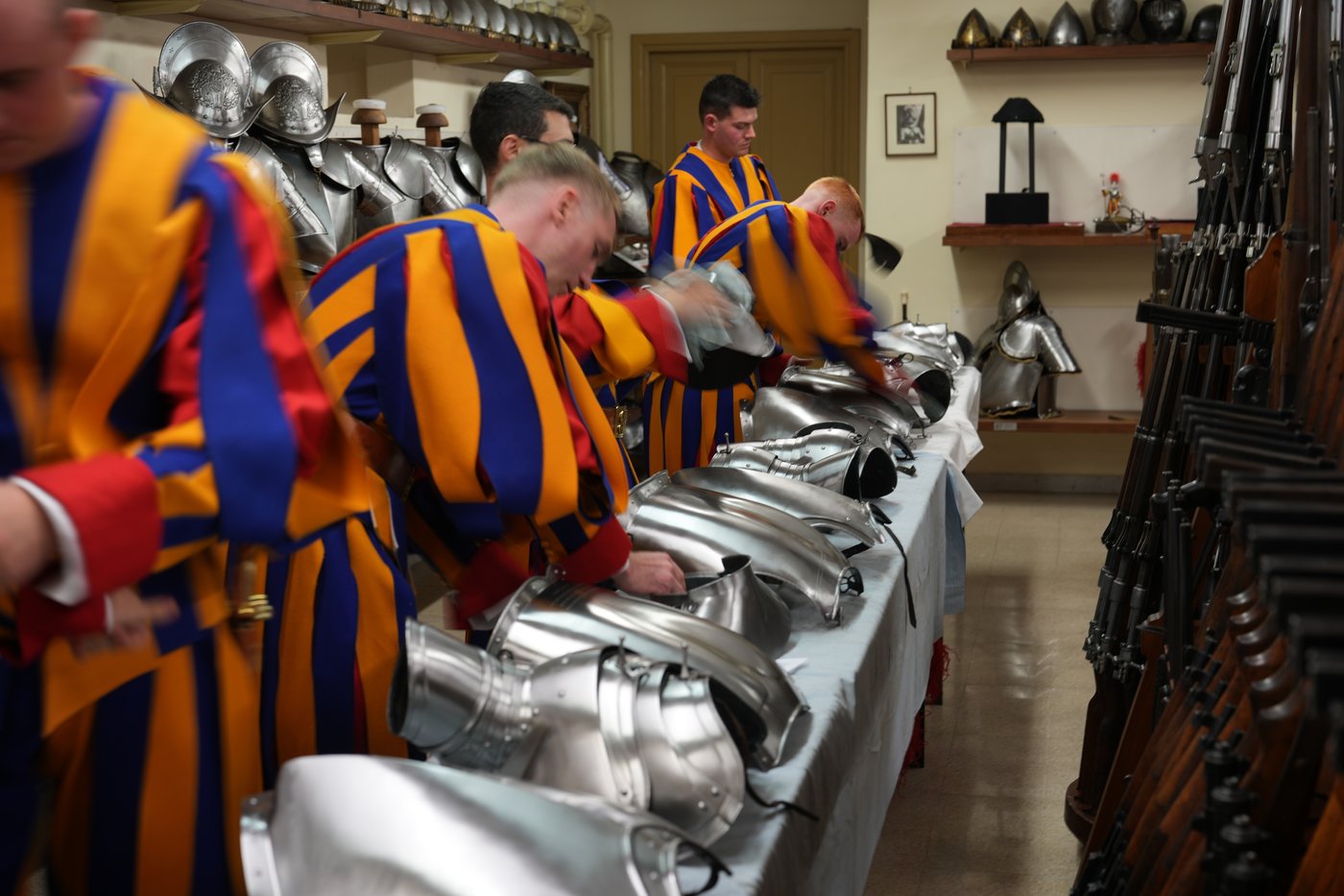 A look at Swiss Guards preparing for a swearing-in ceremony attended by the Pope, in photos | iNFOnews.ca