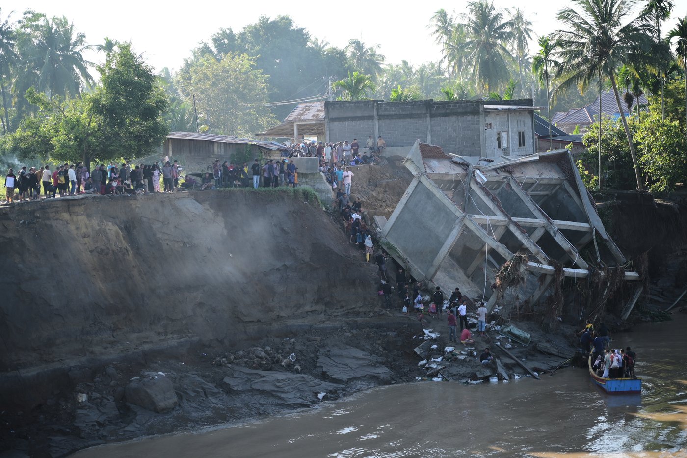 Death toll from floods and landslides on Indonesia's Sumatra island rises to 248, authorities say | iNFOnews.ca