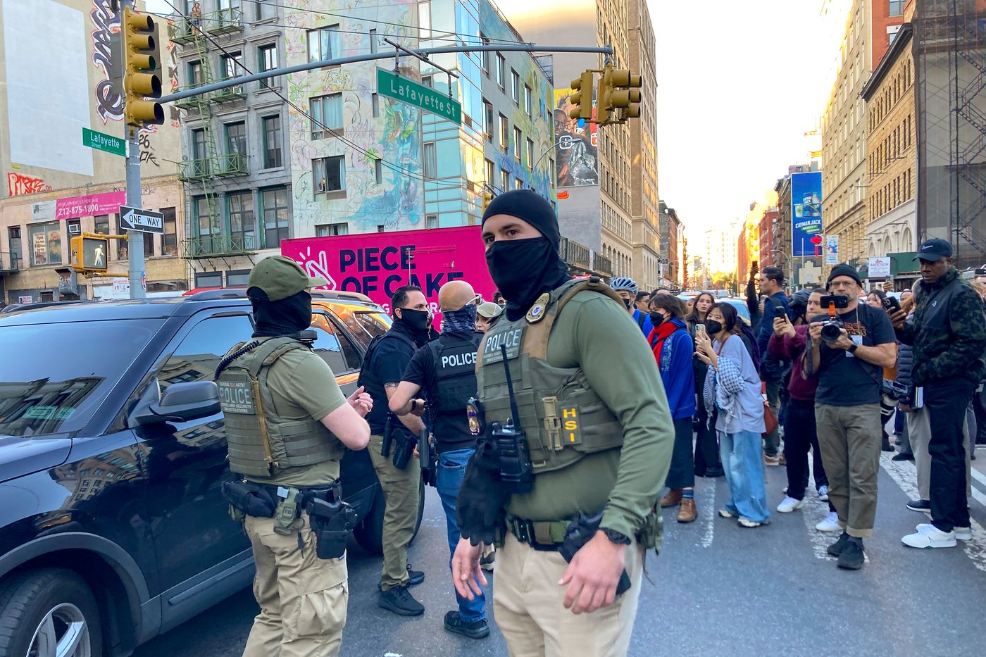 Immigration agents conducting sweep on NYC's famed Canal Street confronted by protesters | iNFOnews.ca