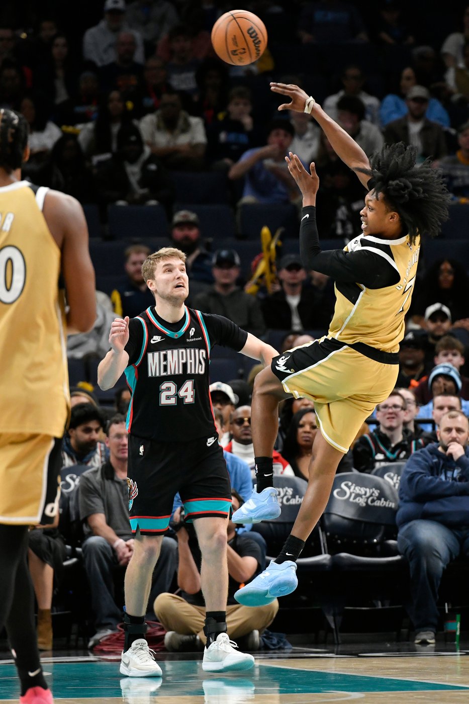 CJ McCollum, Kyshawn George lead Wizards' second-half rally over the Grizzlies 130-122 | iNFOnews.ca