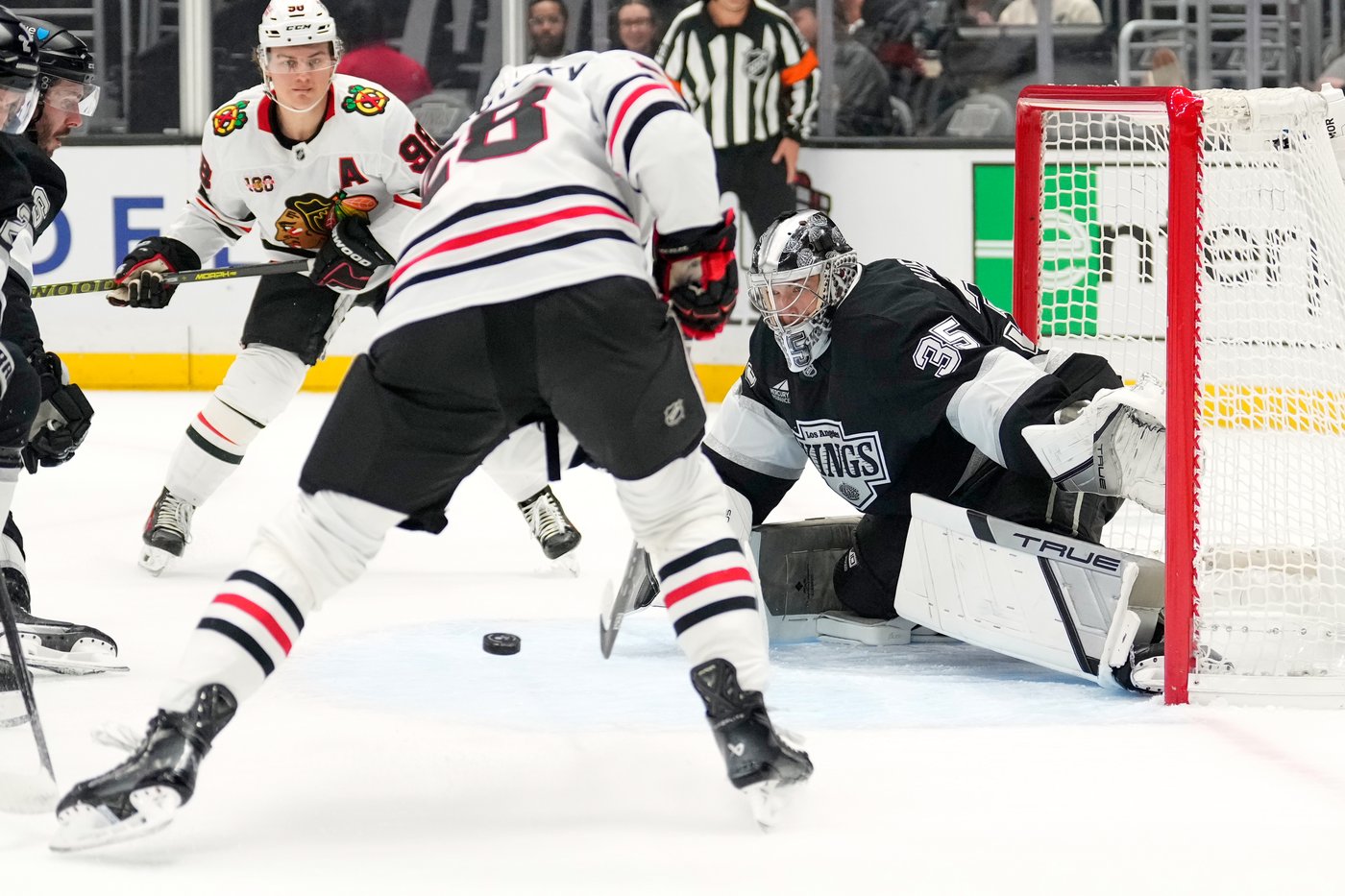 Connor Bedard scores for 3rd straight game, Blackhawks hold off Kings 2-1 | iNFOnews.ca
