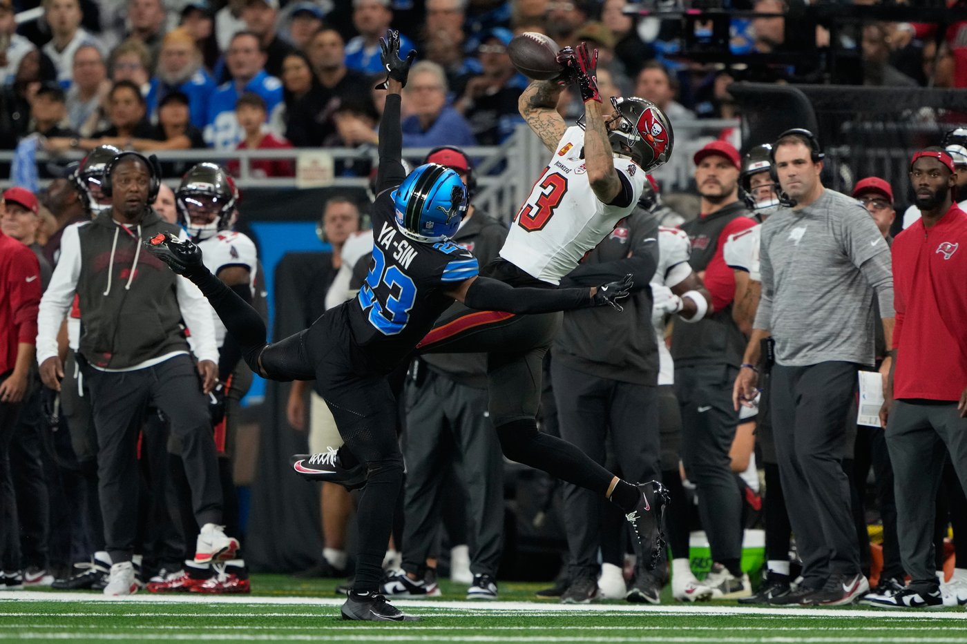Buccaneers receiver Mike Evans leaves game against Lions with broken collarbone and concussion | iNFOnews.ca Buccaneers receiver Mike Evans leaves game against Lions with broken collarbone and concussion | iNFOnews.ca