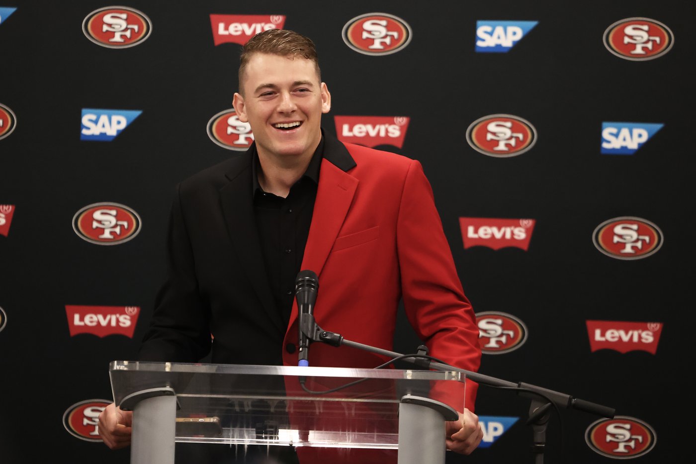 Mac Jones returns after 49ers QB appears to hurt his left knee against Rams | iNFOnews.ca