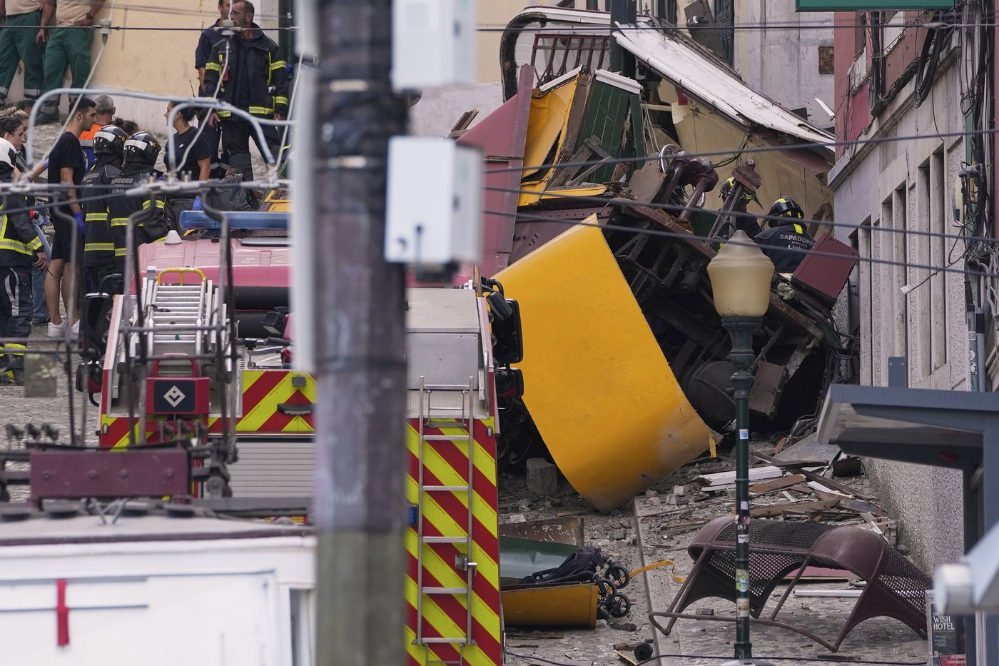 Famed streetcar in Lisbon, Portugal, derails and crashes, killing 15 people | iNFOnews.ca Famed streetcar in Lisbon, Portugal, derails and crashes, killing 15 people | iNFOnews.ca