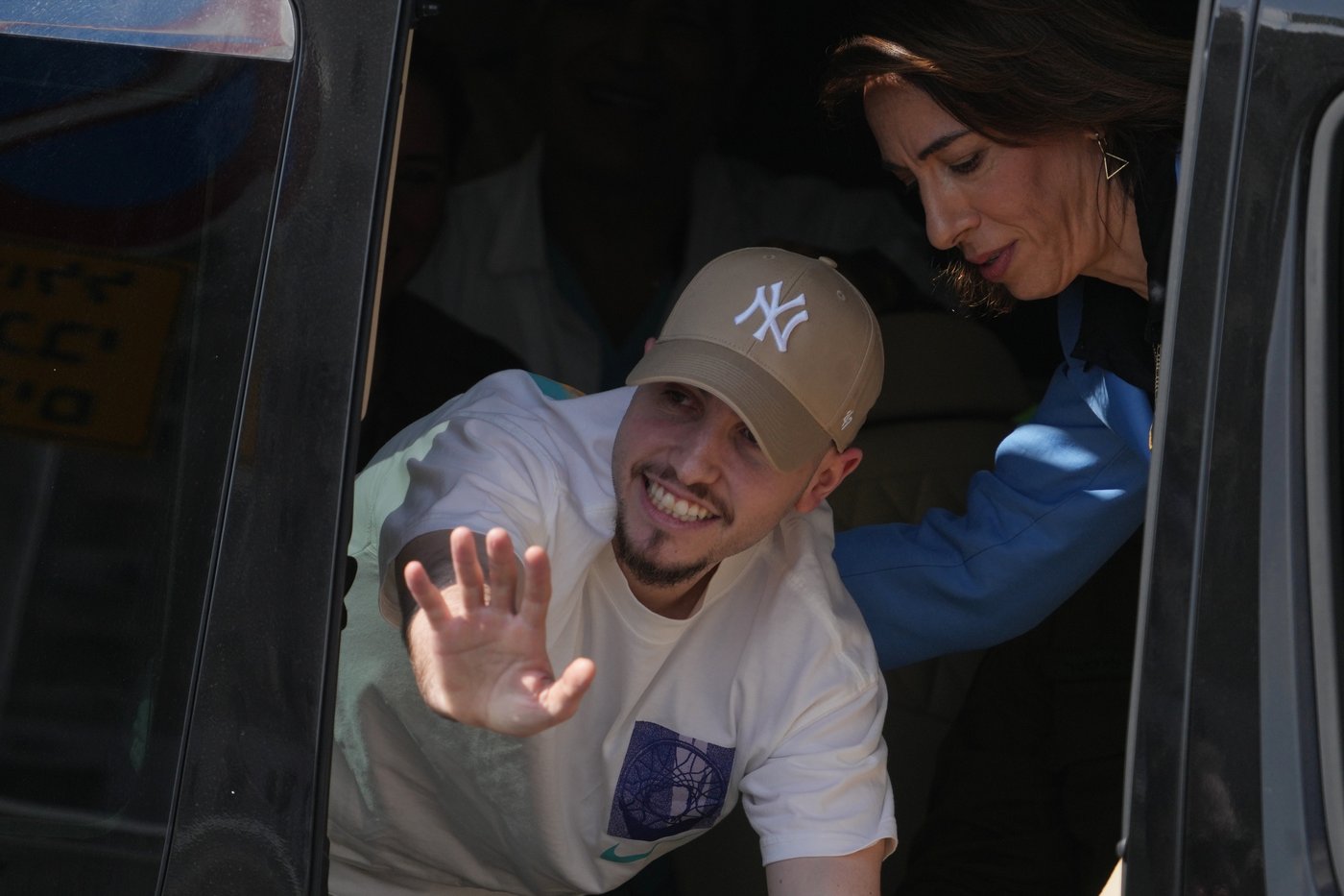 Israelis and Palestinians rejoice as hostages are released and prisoners freed, in photos | iNFOnews.ca