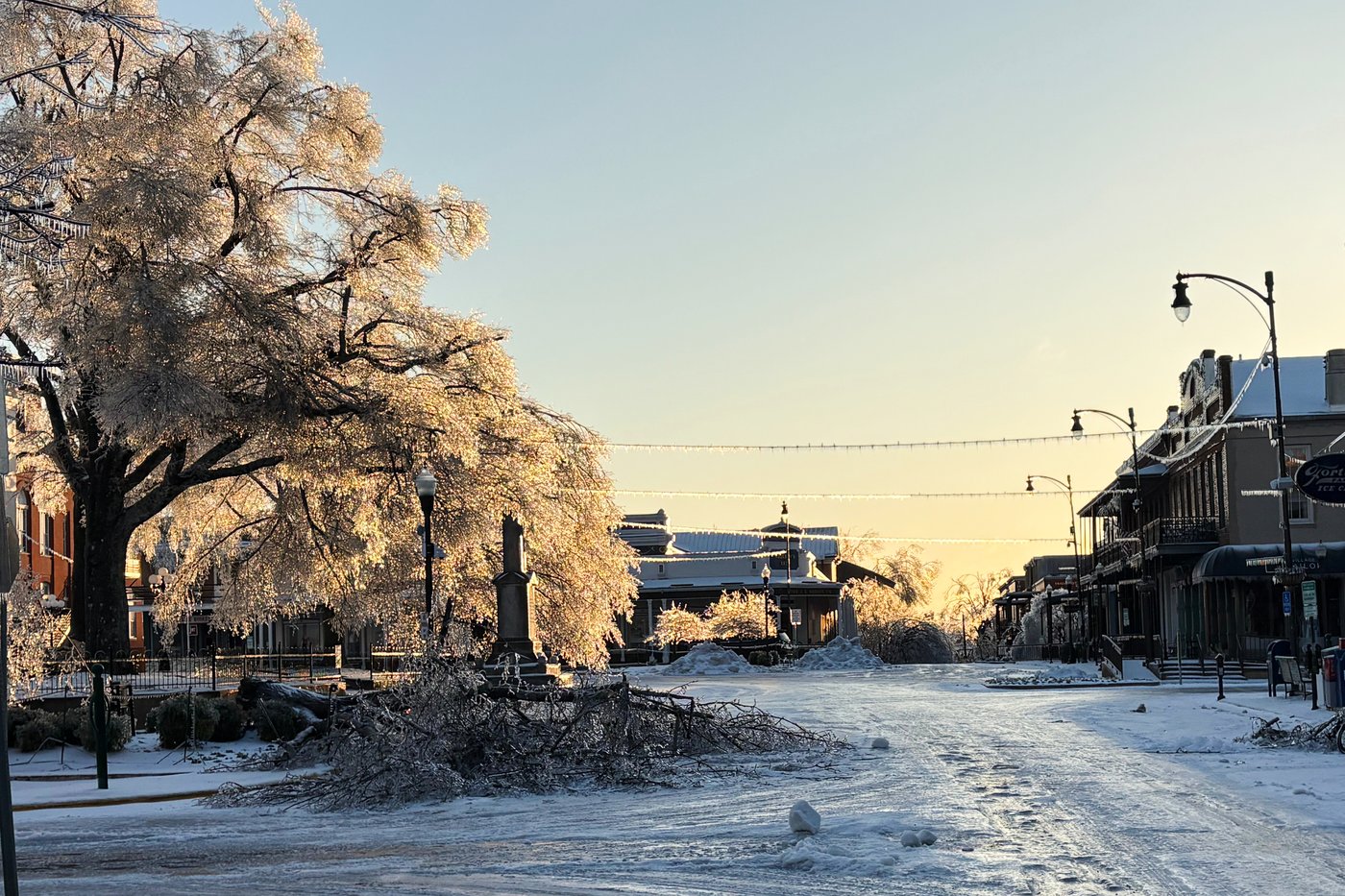Mississippi shivers under ice as long recovery looms | iNFOnews.ca