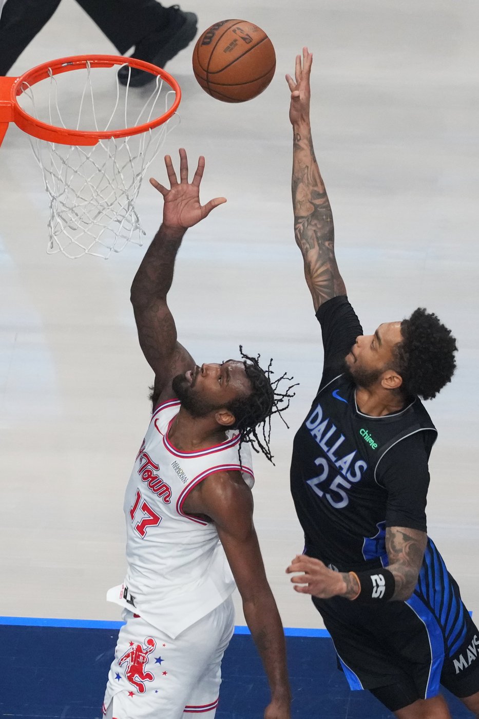 Davis' 26 points and Christie's 24 points lead Mavericks past Rockets 110-104 | iNFOnews.ca