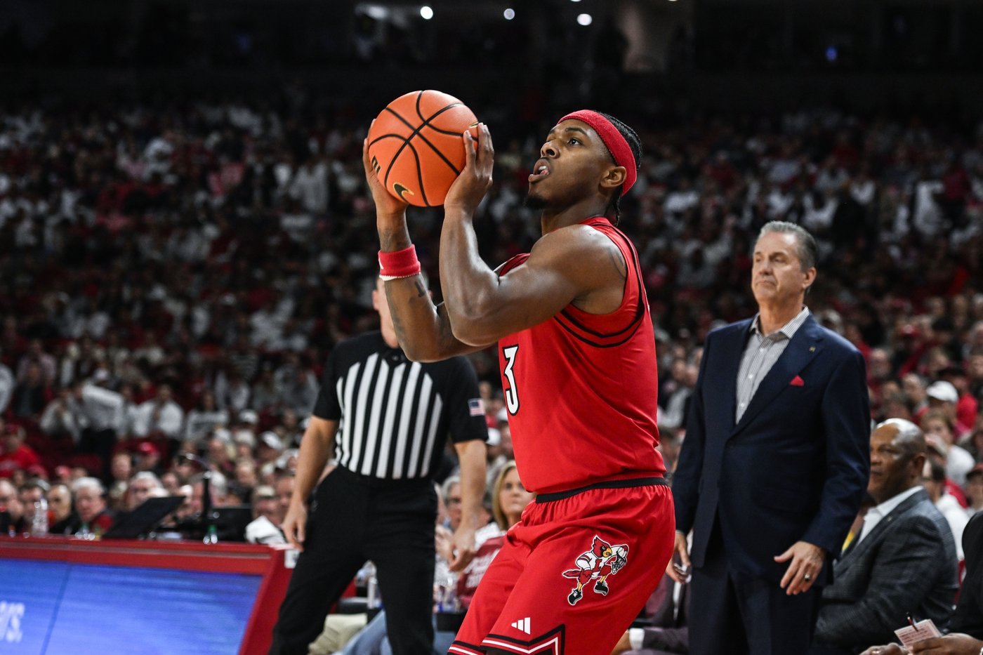 Brazile scores 21 points as No. 25 Arkansas hands No. 6 Louisville its 1st loss, 89-80 | iNFOnews.ca Brazile scores 21 points as No. 25 Arkansas hands No. 6 Louisville its 1st loss, 89-80 | iNFOnews.ca