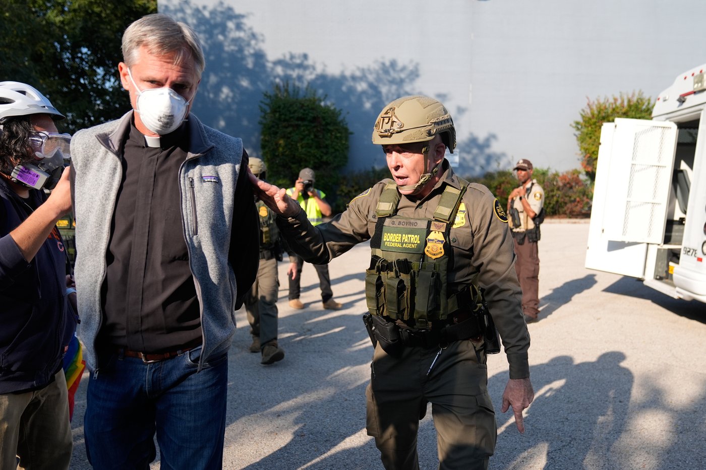 Using helicopters and chemical agents, immigration agents become increasingly aggressive in Chicago | iNFOnews.ca