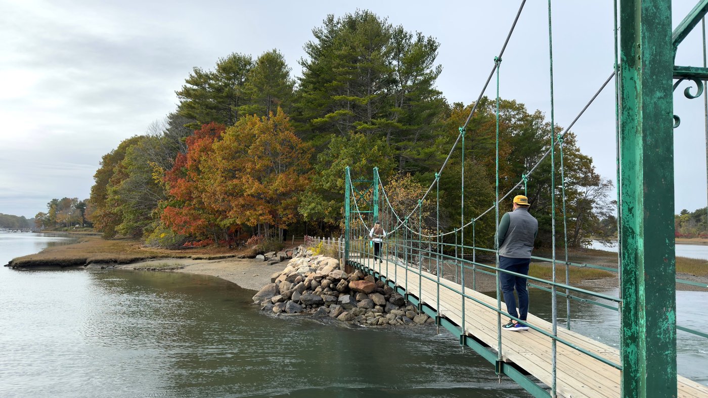 Drought has muted this year's leaf-peeping season, but pockets of brilliant colors remain | iNFOnews.ca Drought has muted this year's leaf-peeping season, but pockets of brilliant colors remain | iNFOnews.ca