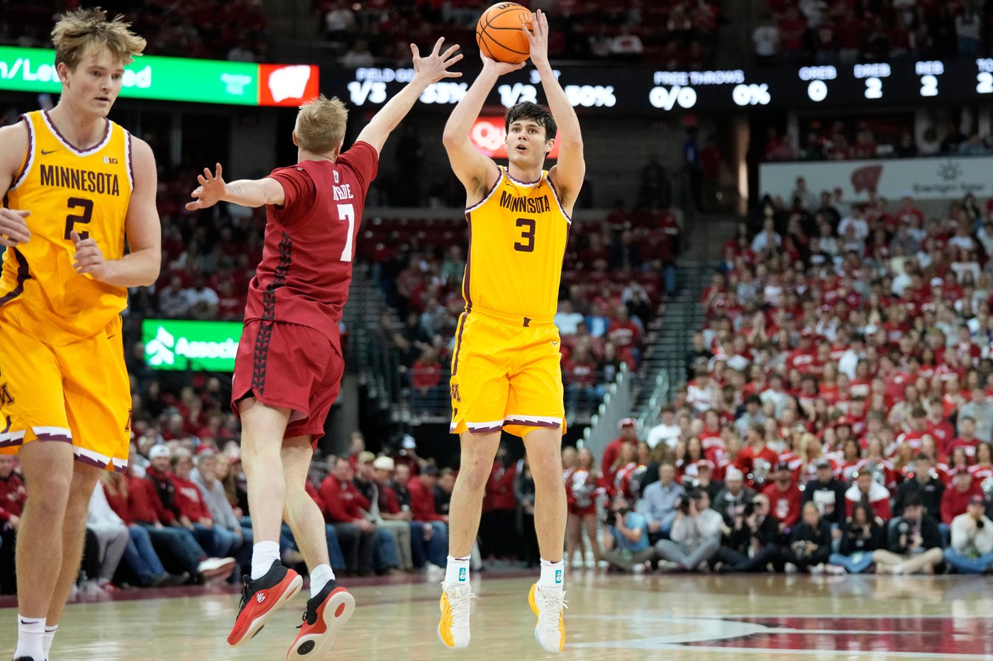 Blackwell scores 23, including Wisconsin's final 7 points, and Badgers rally past Minnesota 67-63 | iNFOnews.ca