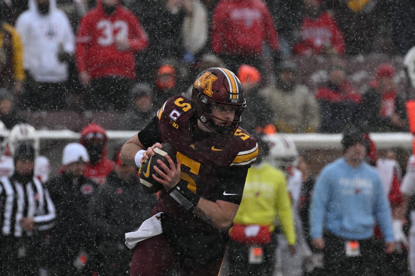 Minnesota keeps Paul Bunyan's Axe with a 17-7 win in the snow over Wisconsin | iNFOnews.ca