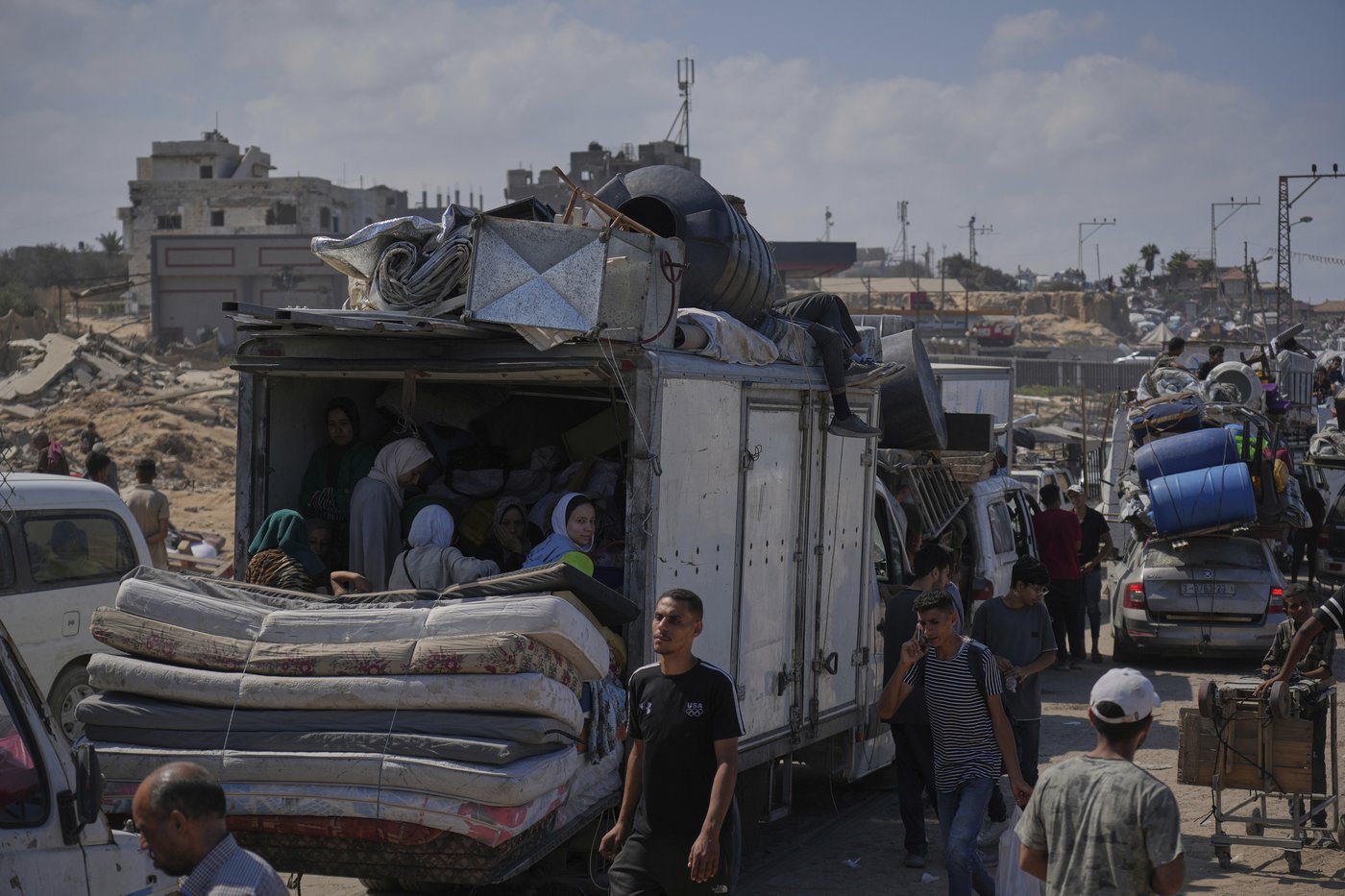 Photos of thousands of Palestinians fleeing Gaza City as Israel begins ground offensive | iNFOnews.ca