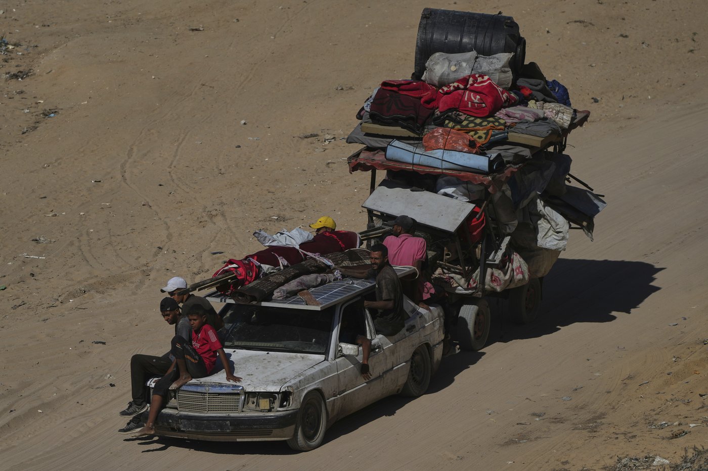 Photos of thousands of Palestinians fleeing Gaza City as Israel begins ground offensive | iNFOnews.ca