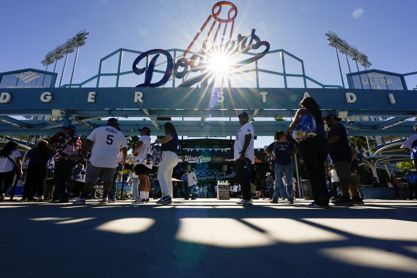 Photo Gallery: Blue Jays top Dodgers 6-1 to take 3-2 series lead | iNFOnews.ca