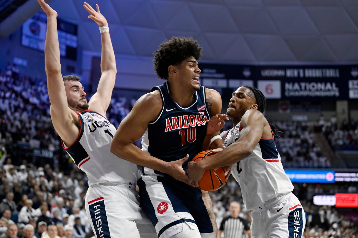 Jaden Bradley scores 21 points to lead No. 4 Arizona past No. 3 UConn 71-67 | iNFOnews.ca