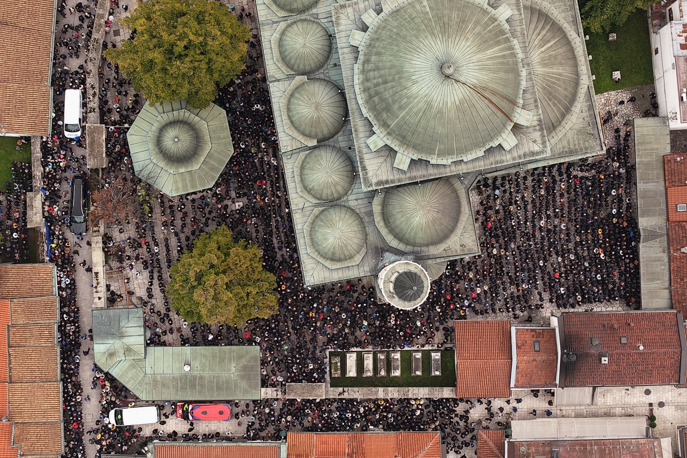 A voice that broke down barriers: Crowds fill Sarajevo to mourn beloved folk singer Halid Beslic | iNFOnews.ca A voice that broke down barriers: Crowds fill Sarajevo to mourn beloved folk singer Halid Beslic | iNFOnews.ca