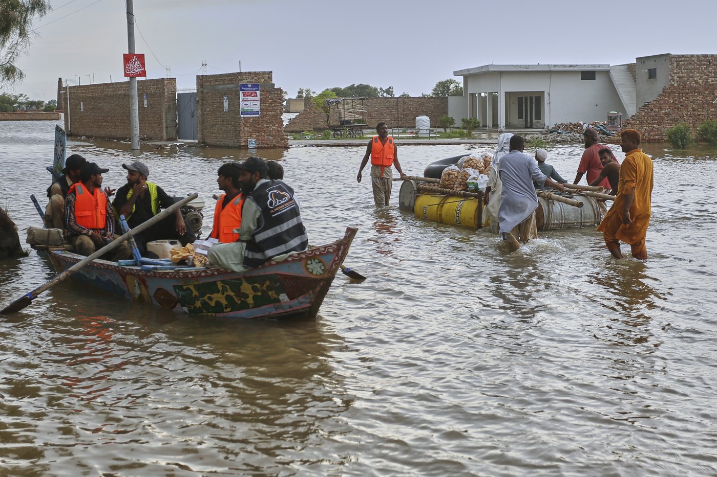 Pakistan evacuates 25,000 people from eastern city as rivers threaten flooding | iNFOnews.ca