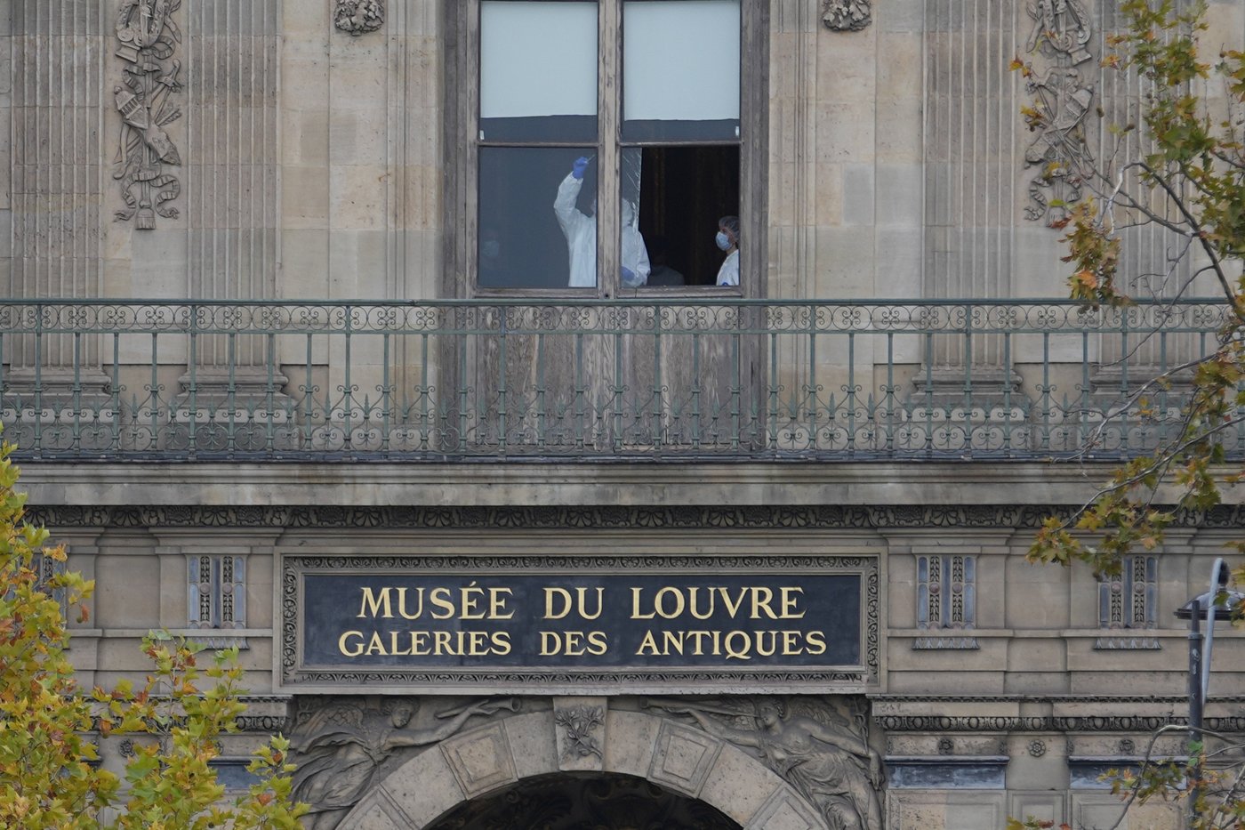 Finding the jewels and the brazen thieves in the Louvre heist is now a race against time | iNFOnews.ca Finding the jewels and the brazen thieves in the Louvre heist is now a race against time | iNFOnews.ca