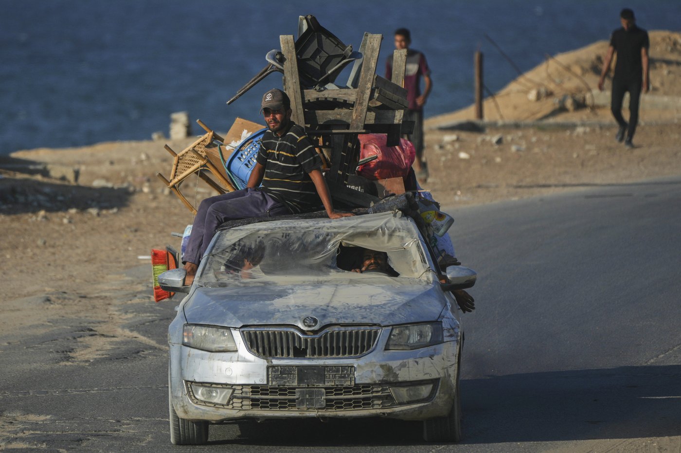 Photos of thousands of Palestinians fleeing Gaza City as Israel begins ground offensive | iNFOnews.ca