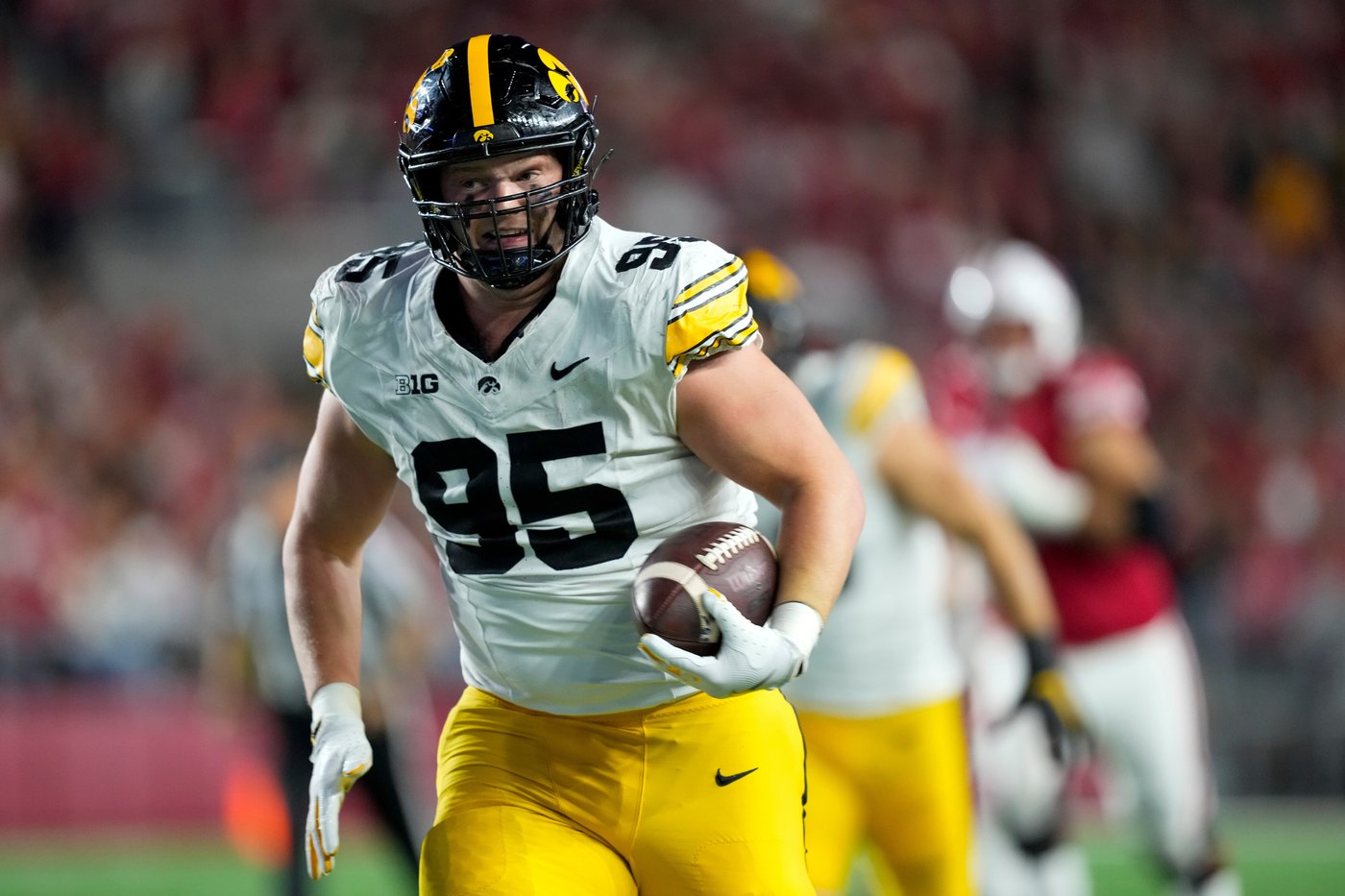 Williams, Gronowski and Moulton help Iowa run over Wisconsin 37-0 to keep Heartland Trophy | iNFOnews.ca