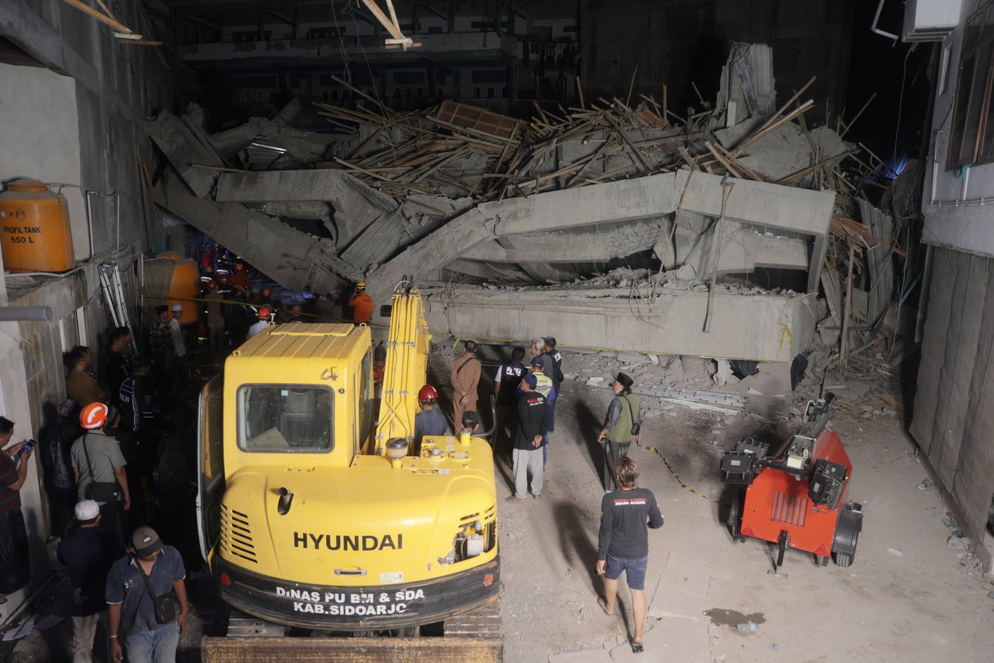 Photos from the collapse of an Islamic school building in Indonesia | iNFOnews.ca