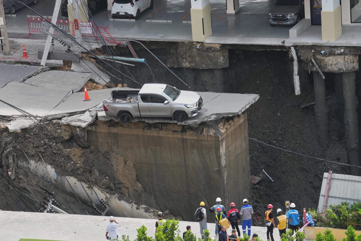 A Bangkok road collapse creates a sinkhole disrupting traffic and prompting evacuations | iNFOnews.ca