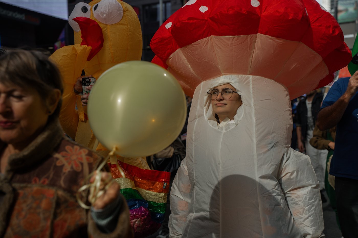 Inflatable costumes used to deflate tensions at rallies against Trump, in photos | iNFOnews.ca