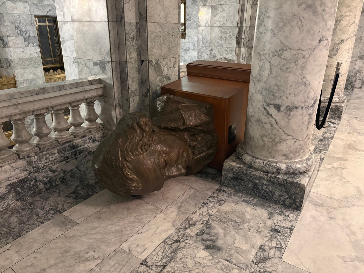 Intruder with mental health issues vandalizes Washington state Capitol | iNFOnews.ca