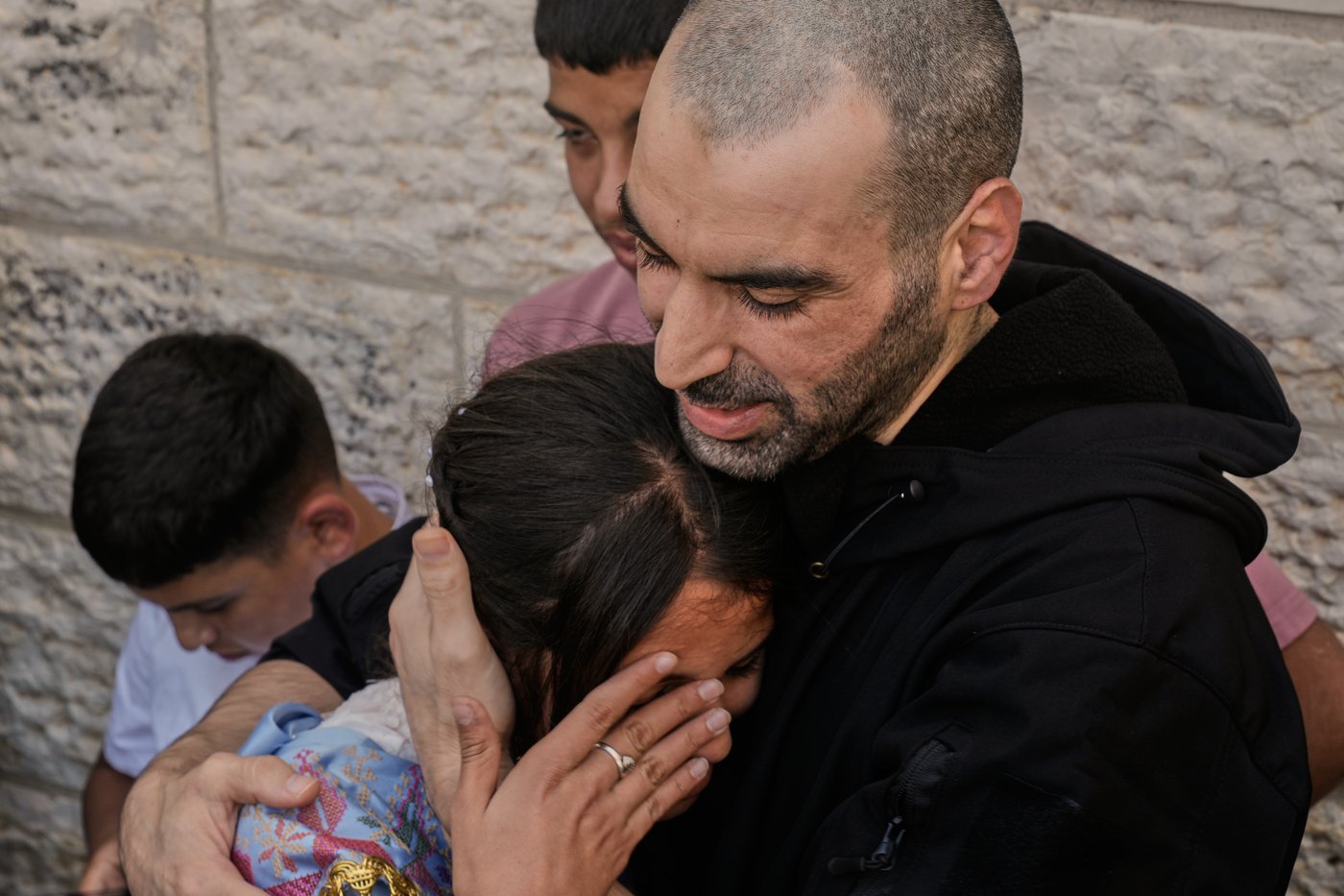 Palestinians celebrate as prisoners are released by Israel under Gaza ceasefire deal | iNFOnews.ca