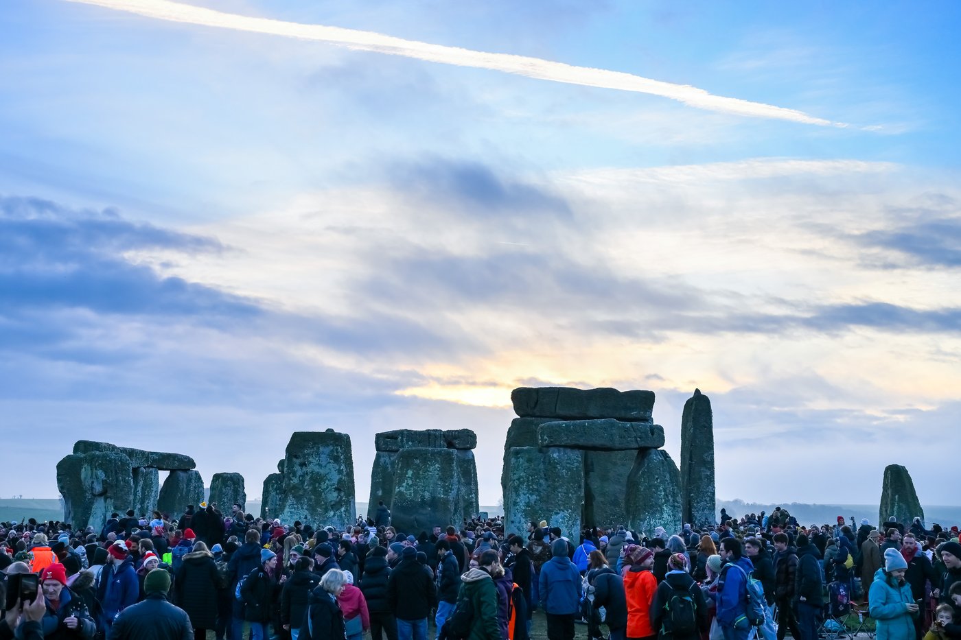 Thousands cheer as the sun rises on winter solstice at Stonehenge | iNFOnews.ca