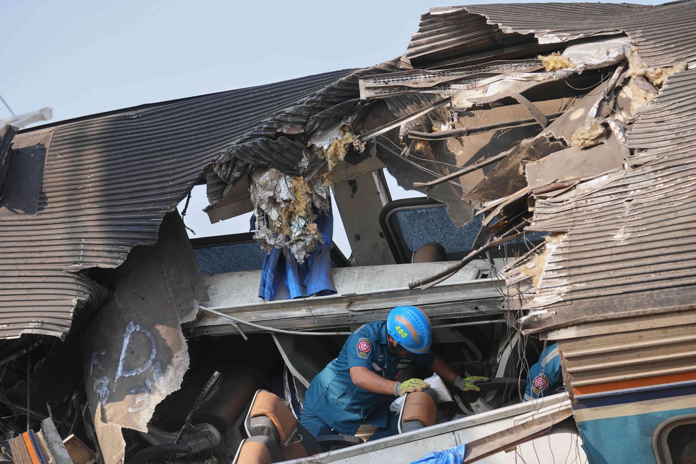 Photos show rescue work after train derailment in Thailand | iNFOnews.ca