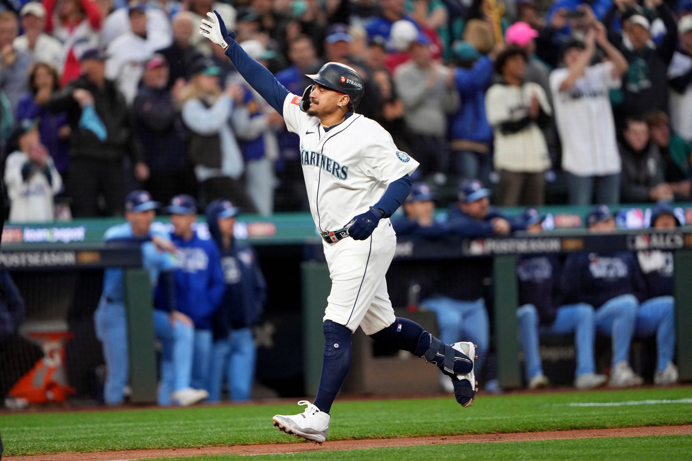 Photo Gallery: Blue Jays even ALCS with 8-2 win in Game 4 | iNFOnews.ca
