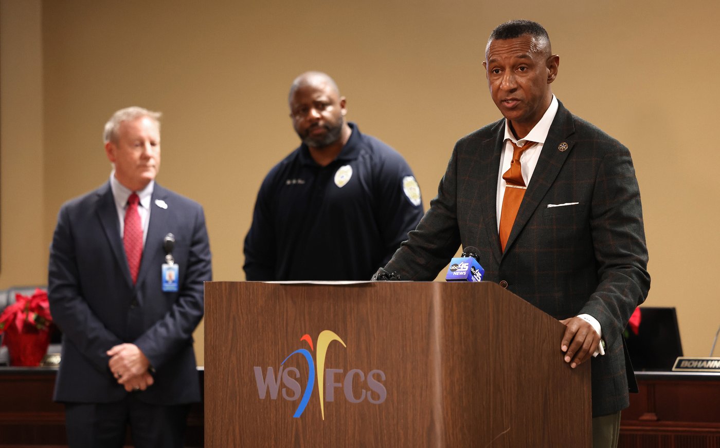 A student dies during stabbing at North Carolina high school | iNFOnews.ca A student dies during stabbing at North Carolina high school | iNFOnews.ca