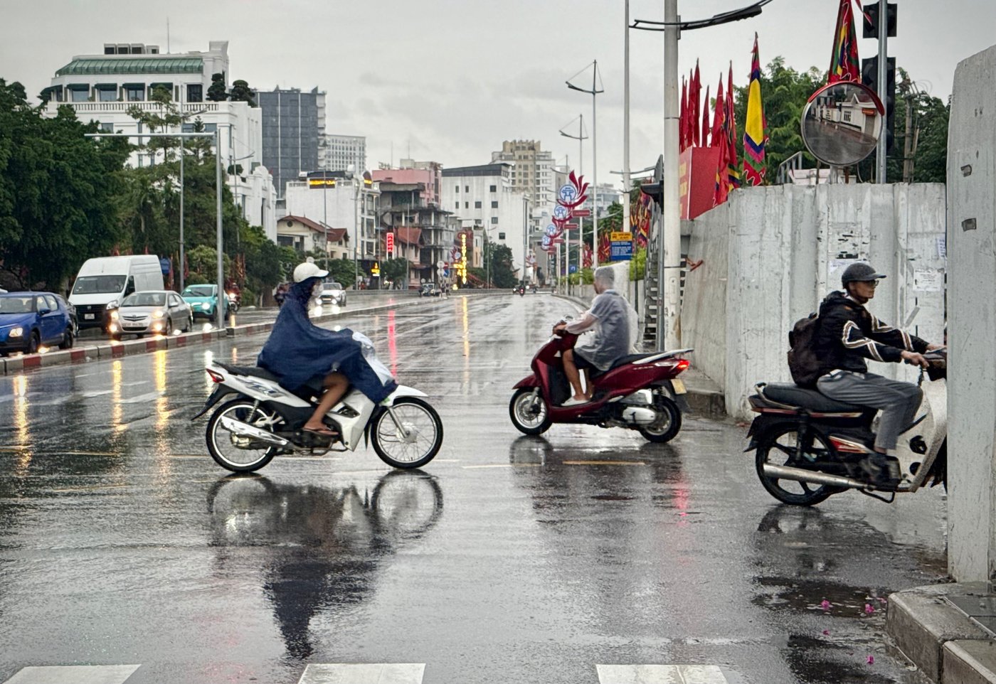 Typhoon Bualoi becomes a tropical storm that rips through Vietnam, killing at least 9 people | iNFOnews.ca