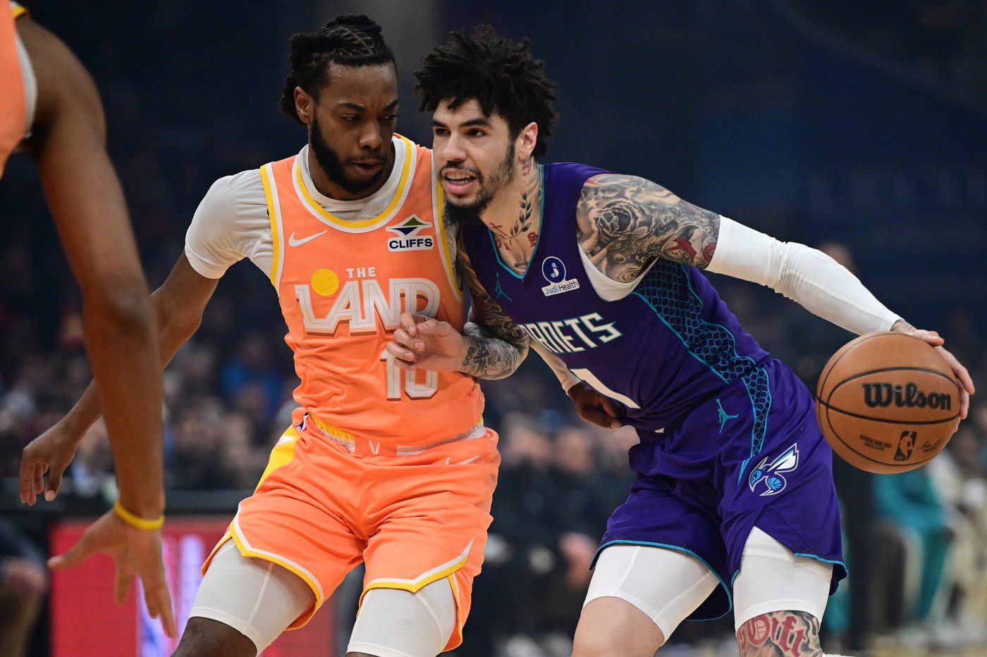 Mitchell scores 30 points as the Cavaliers beat the Hornets 139-132 to end a 3-game losing streak | iNFOnews.ca