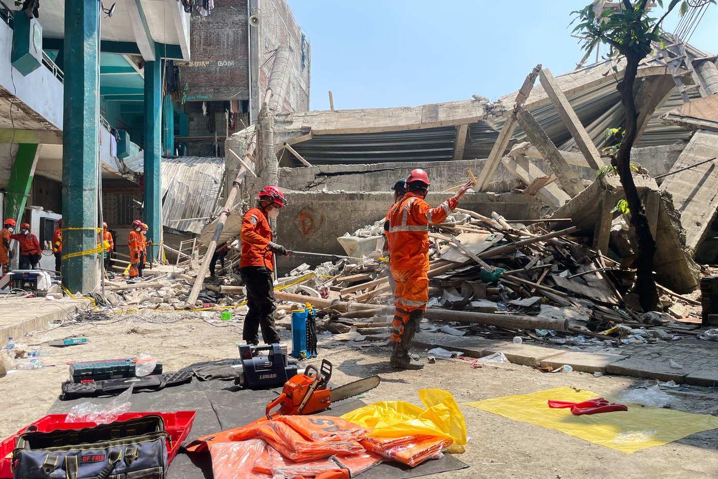 Indonesian crews pull 3 bodies from rubble of collapsed school with more than 50 boys still missing | iNFOnews.ca