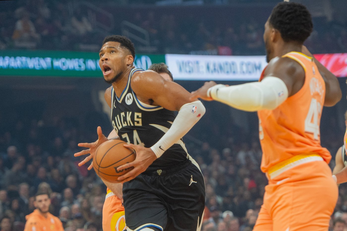 Bucks' Giannis Antetokounmpo leaves game early vs. Cavaliers due to a left groin strain | iNFOnews.ca