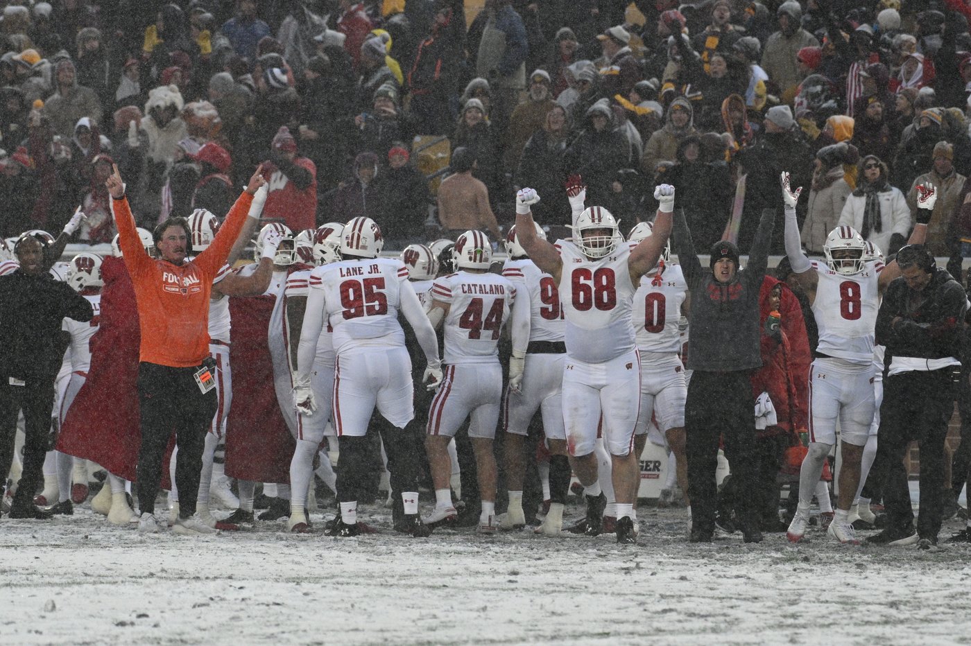 Minnesota keeps Paul Bunyan's Axe with a 17-7 win in the snow over Wisconsin | iNFOnews.ca