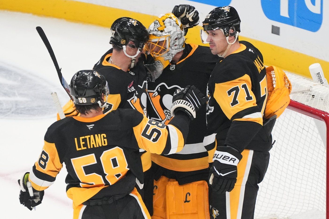 Marc-Andre Fleury receives emotional farewell in final game with Penguins | iNFOnews.ca