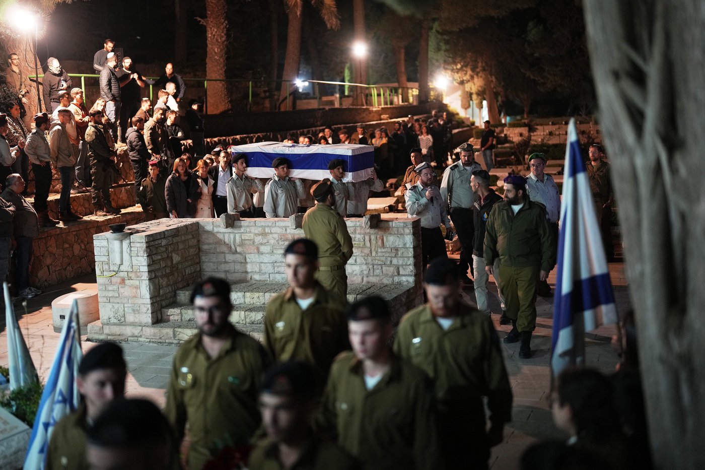 Just-released hostage attends funeral of fellow soldier, whose body was among few returned from Gaza | iNFOnews.ca Just-released hostage attends funeral of fellow soldier, whose body was among few returned from Gaza | iNFOnews.ca